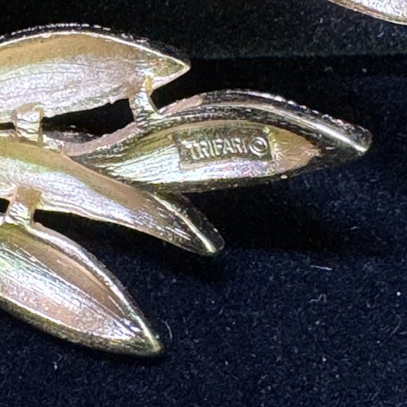 2 vtg Trifari Broochs Pins gold tone brushed textured Elegant Evening  - JW1475 - Picture 5 of 14